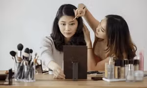 Chất gây rối loạn nội tiết trong nhiều kem lót trang điểm, người dùng lưu ý gì?