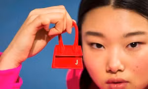 Vì sao những chiếc túi xách trên thế giới đang bé xíu lại, đến mức thành mặt dây chuyền?