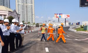 Sáng 30/4, dự án cải tạo, nâng cấp đường Nguyễn Hữu Cảnh, quận Bình Thạnh, TPHCM chính thức hoàn thành, thông xe.