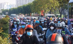 Sáng 4/5, ngày làm việc đầu tiên sau kỳ nghỉ lễ, rất đông người dân từ các địa phương trở lại TPHCM.