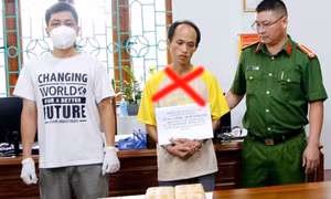 Bắt quả tang đối tượng chở 8 bánh ma tuý trong bao tải mang đi bán