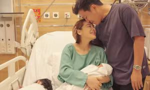 Nhã Phương sinh con thứ hai, hành động khi lên chức "chị hai" của Destiny gây chú ý
