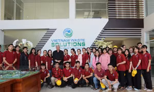40 sinh viên ĐH Nguyễn Tất Thành tìm hiểu quy trình vận hành và xử lý chất thải của VWS