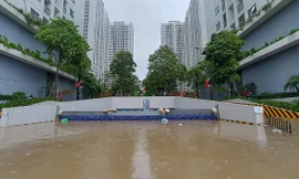 Hình ảnh nhiều khu chung cư thành 'ốc đảo' sau mưa lớn, dân dựng đập ngăn nước tràn vào hầm