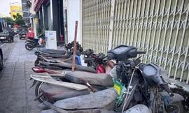 Hàng triệu xe máy cũ kỹ, nhả khói đen mù mịt khắp đường phố: Cấm hay phạt tiền?