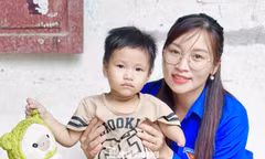 Mô hình "em nuôi của Đoàn" do Đoàn xã Hiệp Hòa triển khai trao tiền em nhỏ có hoàn cảnh khó khăn.