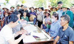 Người dân tỉnh Bắc Ninh nhận tiền bồi thường giải phóng mặt bằng dự án Cảng Hàng không Quốc tế Gia Bình.