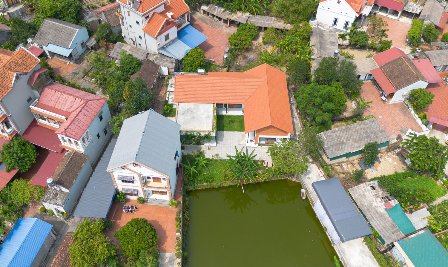 Thiết kế nhà cấp 4 hiện đại vẫn giữ được vườn và ao phía trước