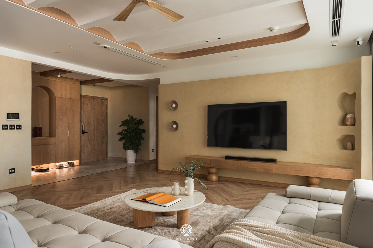 Đập thông hai căn hộ tạo nên không gian 260m2 rộng mở