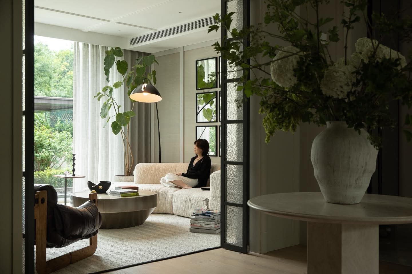 Ngôi nhà rộng 400m2 với tông ngọc trai và vani