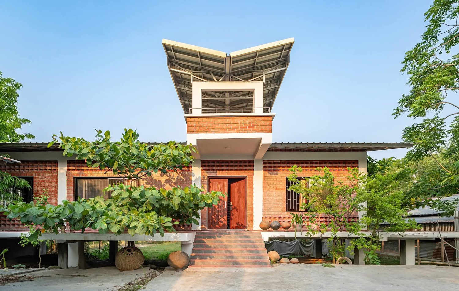 Nhà gạch một tầng hài hòa giữa vườn cây xanh