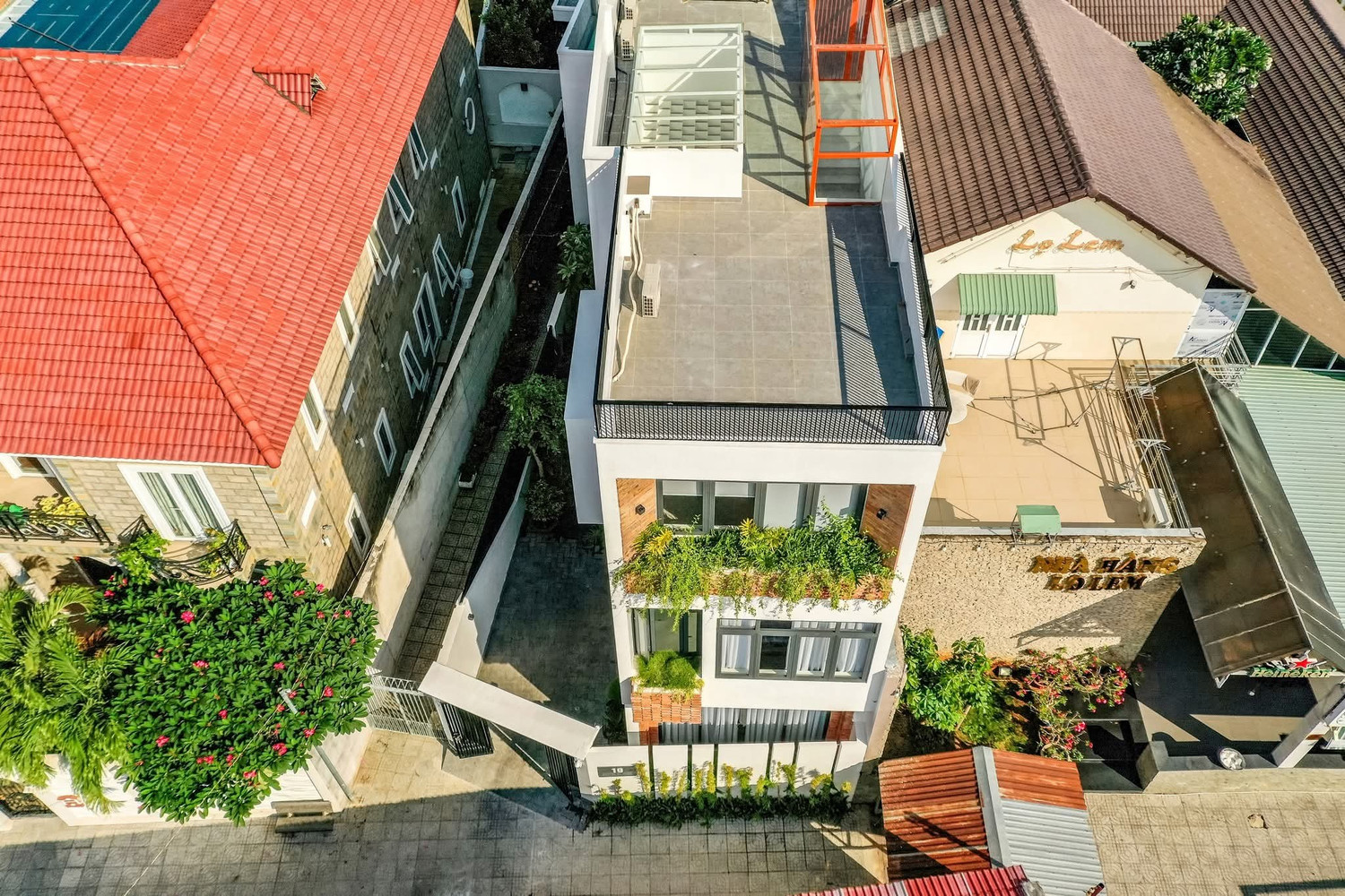 Nhà phố 300m2 lấy cảm hứng từ gạch đỏ