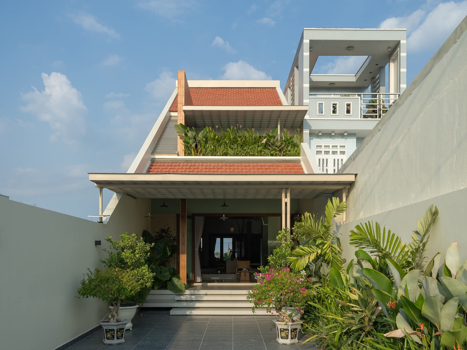 Ngôi nhà hiện đại ở Miền Tây rộng 120m2 mang vẻ đẹp nhà vườn truyền thống