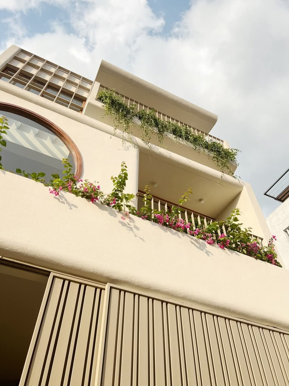 Căn nhà 75m2 trắng tinh khôi ngập tràn cây xanh sau 2 năm sử dụng