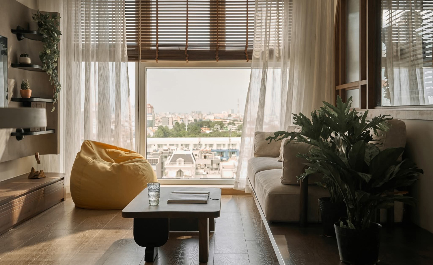 Không gian ấm cúng mộc mạc của căn hộ 62m2 hai phòng ngủ