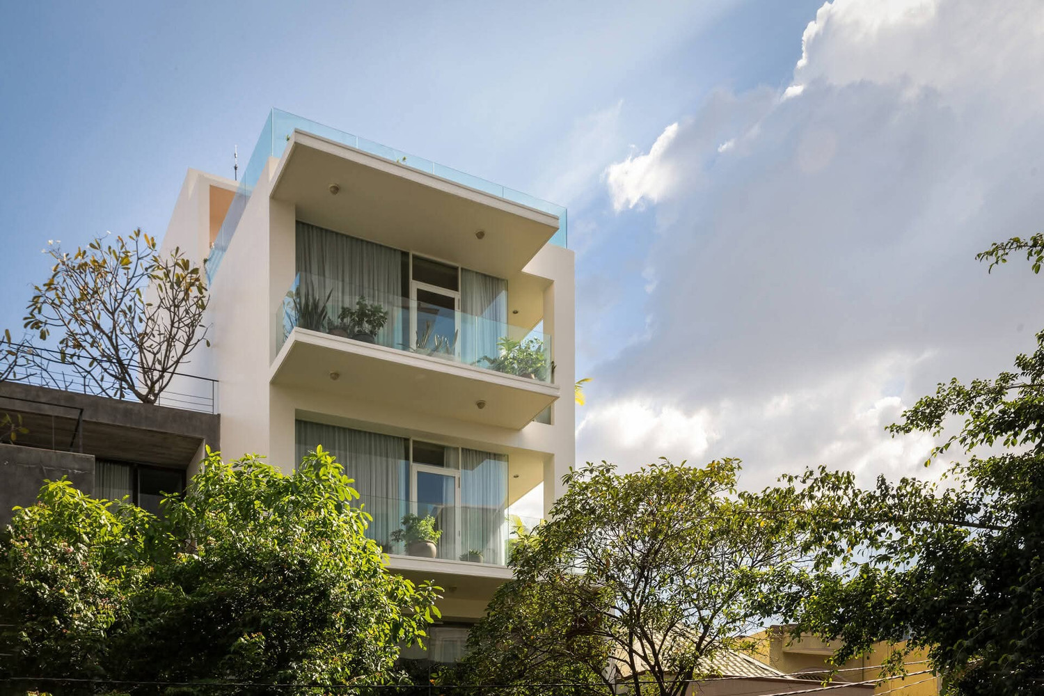 Mặt tiền ng&ocirc;i nh&agrave; xanh giữa hẻm TP.HCM