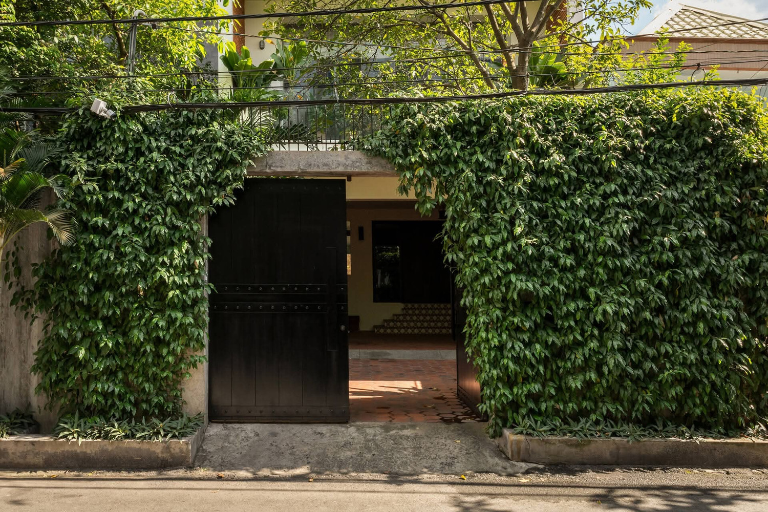 S&acirc;n xanh trước nh&agrave;, kh&ocirc;ng gian mở v&agrave; tho&aacute;ng đ&atilde;ng