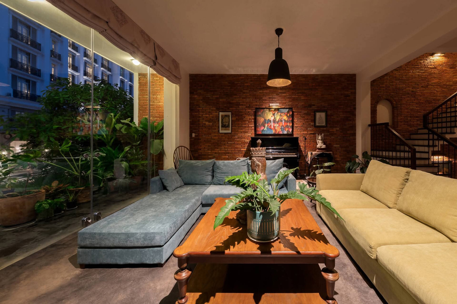 S&acirc;n vườn sau nh&agrave; với c&acirc;y xanh