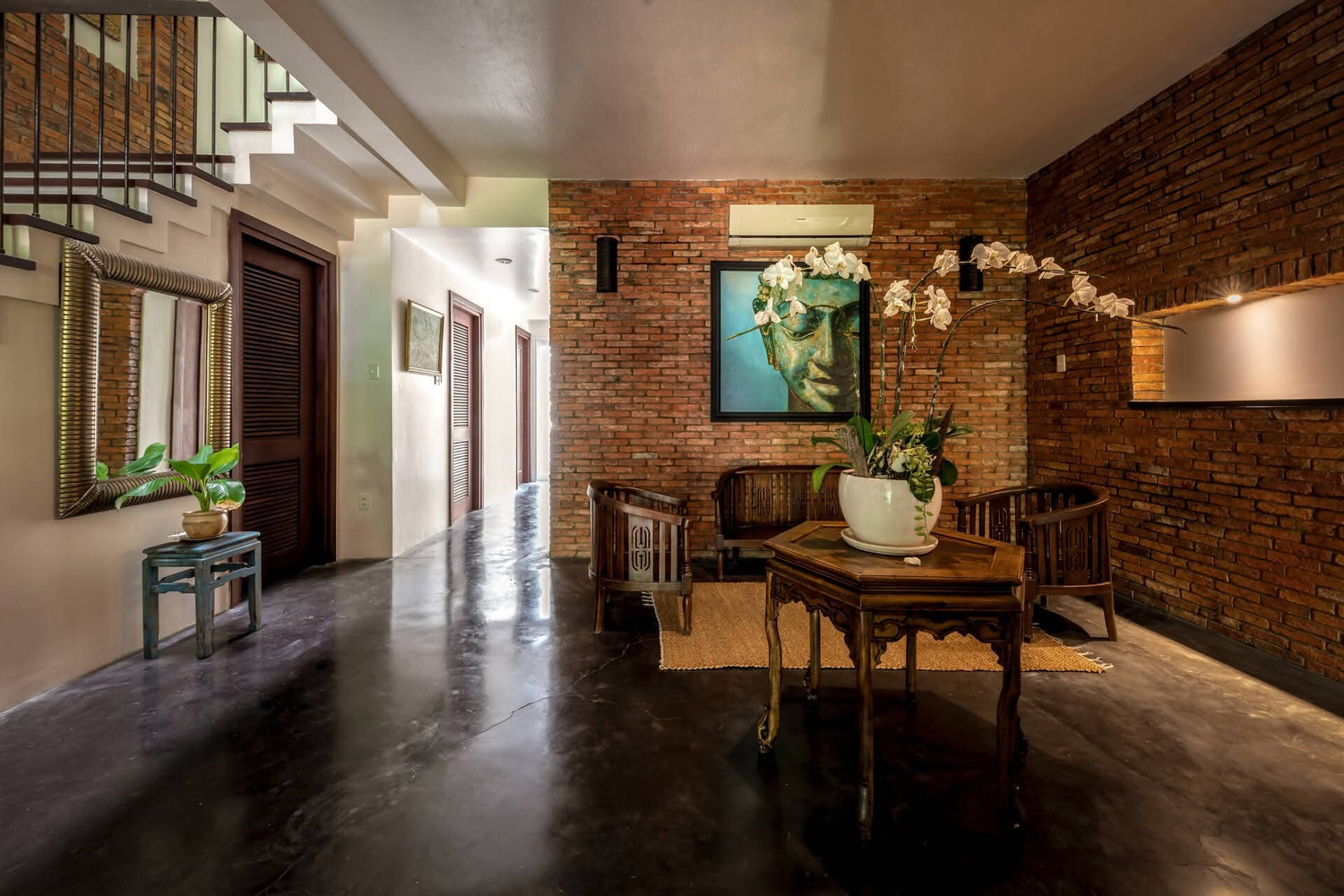 Chi tiết tường th&ocirc; mộc v&agrave; c&aacute;c mảng m&agrave;u sắc