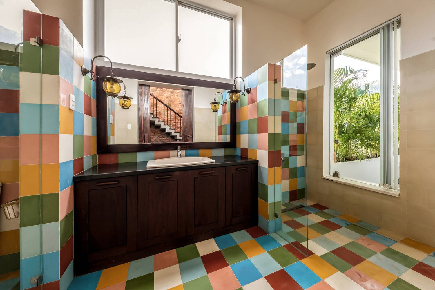 Chi tiết tường m&agrave;u pastel kết hợp với gỗ tự nhi&ecirc;n