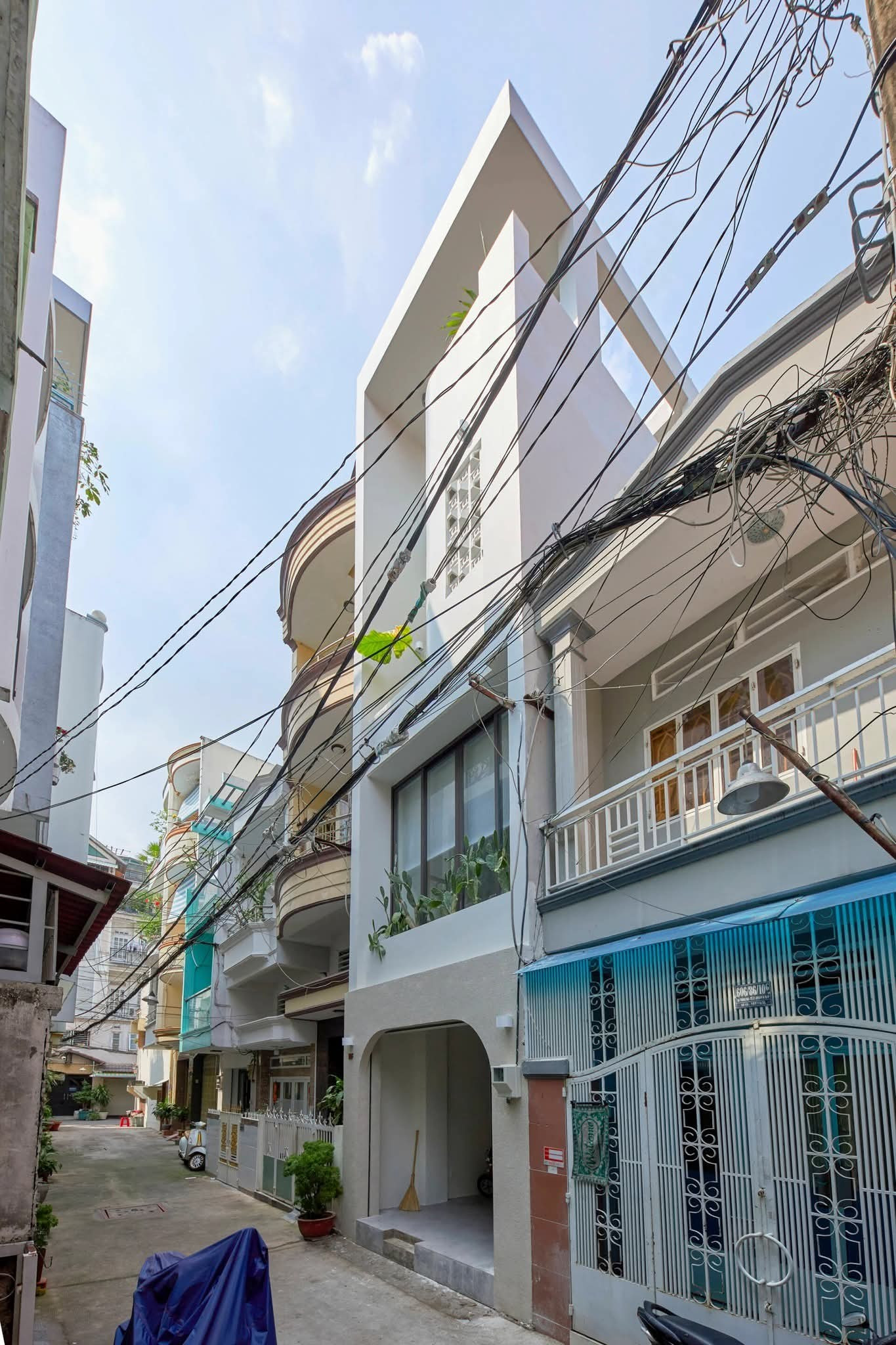 Sắc màu trung tính trong căn nhà ống ở TP.HCM