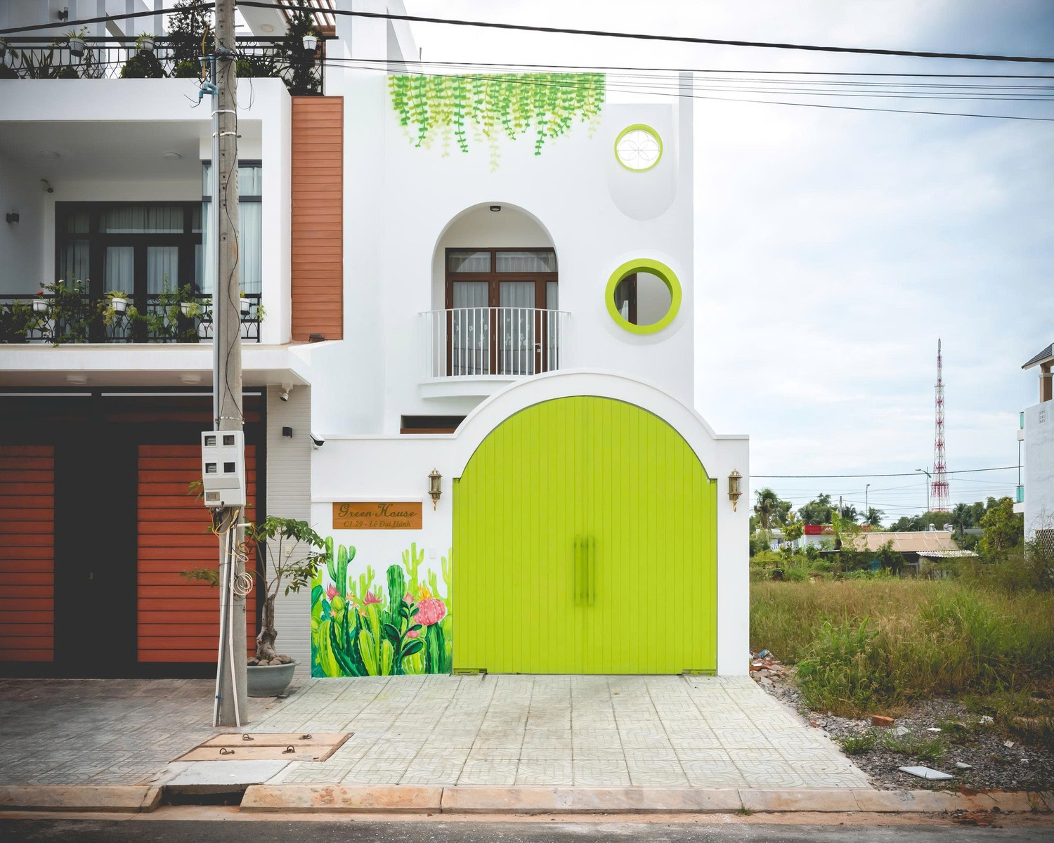 Ngôi nhà nổi bật với màu xanh lá