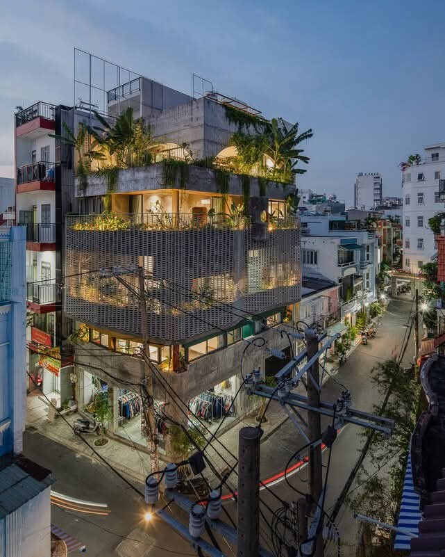 Ngôi nhà theo phong cách hiện đại nổi bật nơi ngã tư thành phố