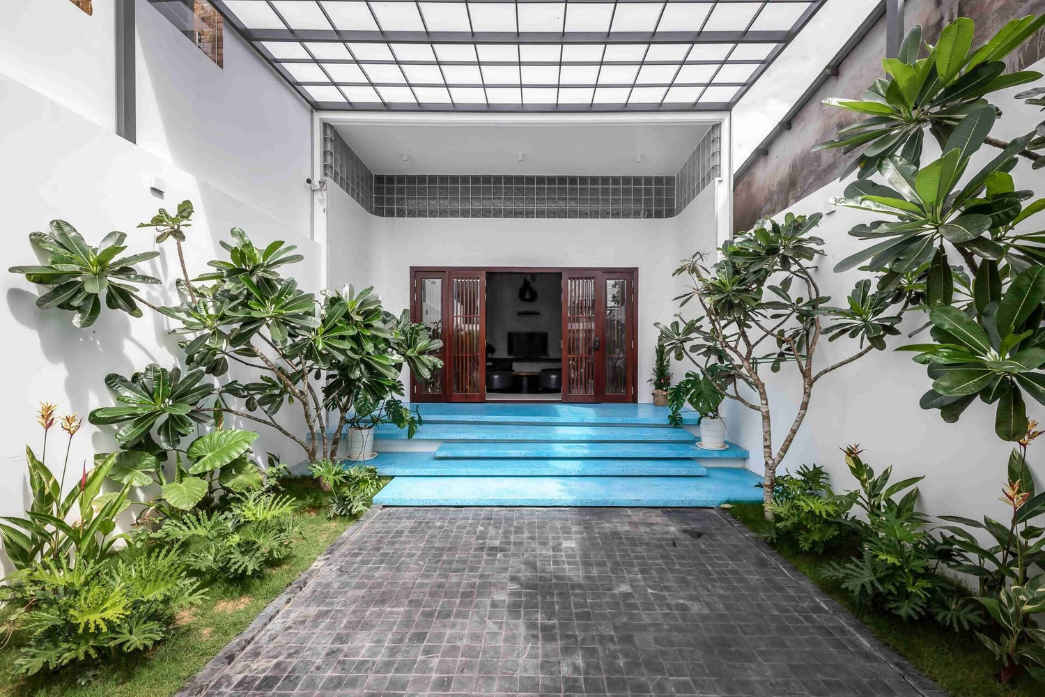 Nhà ống 4,5m có ba giếng trời và hai sân vườn