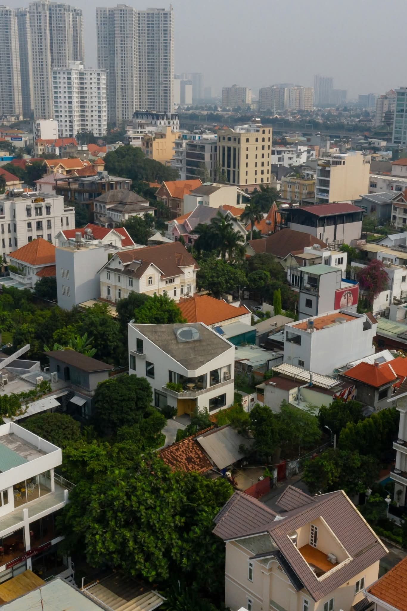 Ngôi nhà với thiết kế mái dốc mở rộng dốc