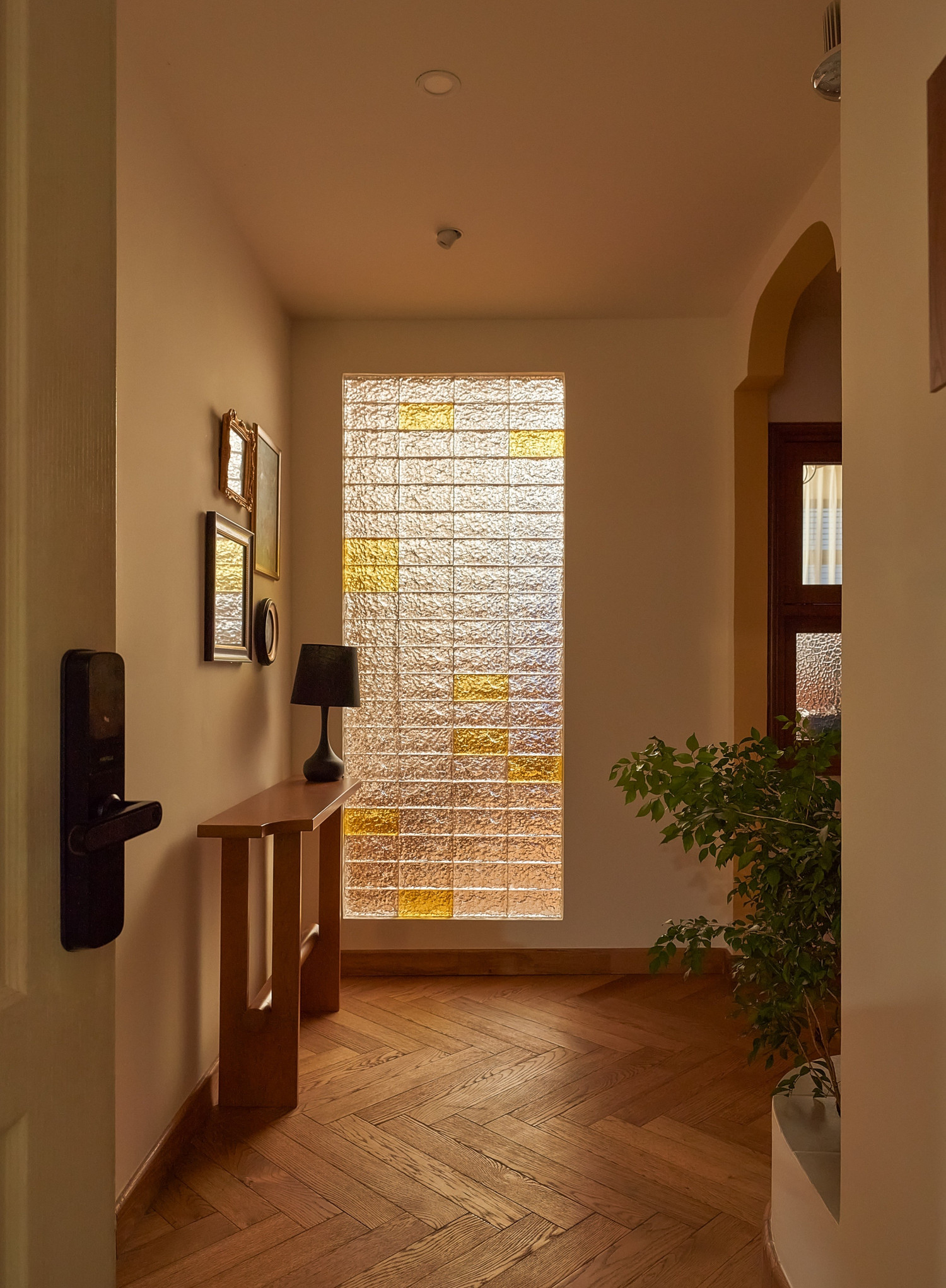 Căn hộ 130m2 được lấy cảm hứng từ những nếp gấp của gỗ
