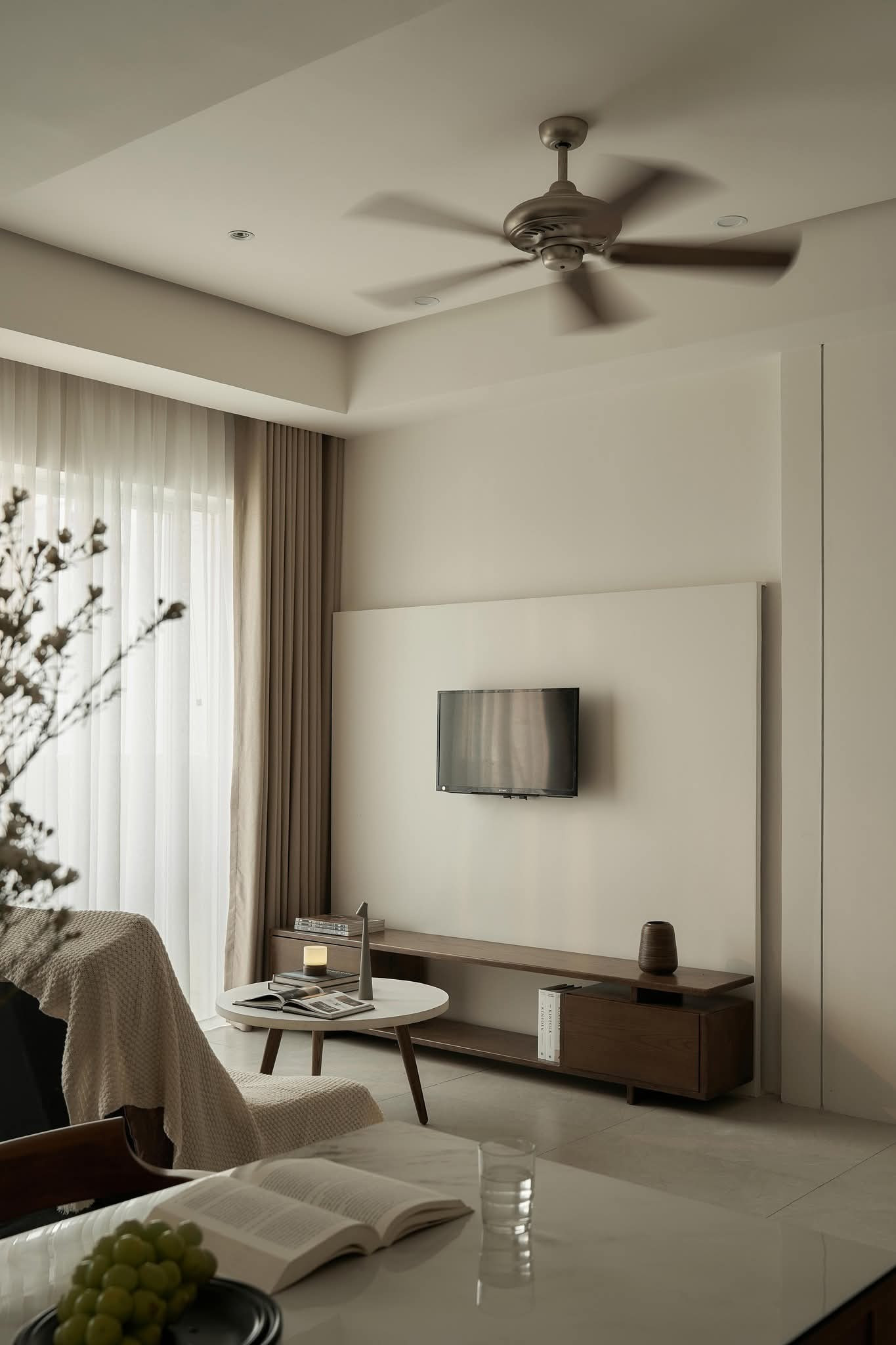 Tối ưu diện tích sử dụng cho căn hộ 64m2 bằng hệ cửa giấu kín