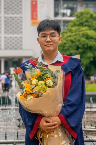 Nhận tin tốt nghiệp sớm loại xuất sắc, nam sinh xúc động nhớ những giờ tăng ca của bố mẹ ở quê