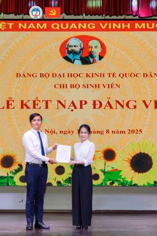 Nguyên Sơn tại lễ kết nạp Đảng.