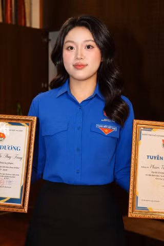 Thúy Trang được tuyên dương danh hiệu "Thanh niên tiên tiến làm theo lời Bác 2025 - 2026" và "Sinh viên 5 Tốt cấp trường 2024 - 2025".