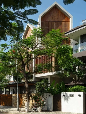 Nhà phố thiết kế với sân vườn và cây xanh ‘len lỏi’ vào từng không gian 