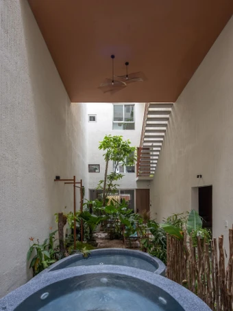 Thiết kế bể bơi giữa ngôi nhà cho gia chủ thư giãn cùng thiên nhiên