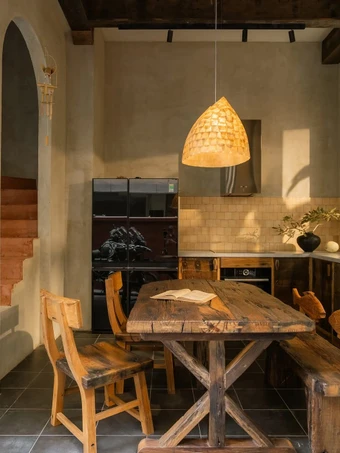 Nhà 'hang cá' 240m2 nổi bật với phong cách thô mộc và bảng màu cá tính