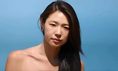 Nữ MC cúi đầu xin lỗi 