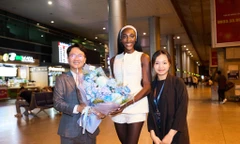 Á hậu Hoàn vũ từ bỏ danh hiệu đến Việt Nam 