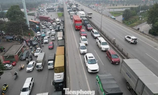 Đường trên cao tắc từ sáng đến tối do nhiều xe tải 'né' đường cấm