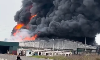 Xưởng tái chế nhựa ở Hưng Yên cháy ngùn ngụt, khói đen phủ kín góc trời