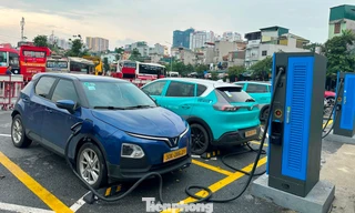 Hà Nội thí điểm 39 trạm sạc, tủ đổi pin tại bãi đỗ xe công cộng