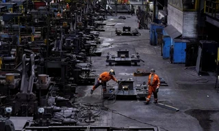 Giá dầu thế giới tăng mạnh, vàng rơi mốc 5.000 USD/ounce