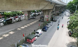 ‘Đóng’ bãi xe dưới gầm cầu, nhiều ô tô tràn ra đường vì 'khát' điểm đỗ