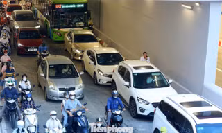 Kiểm tra vết nứt tại hầm Lê Văn Lương