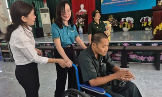 BIDV cùng Báo Tiền Phong tặng quà thương, bệnh binh tại TPHCM