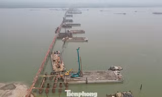 Cầu Hồng Hà: 80% cọc khoan nhồi đã được cắm xuống lòng sông Hồng 