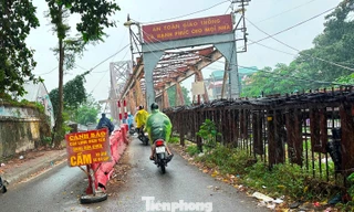 Dỡ hàng rào cấm xe trên cầu Long Biên vì ùn tắc kéo dài
