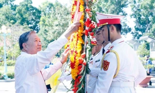 Tổng Bí thư Tô Lâm dâng hoa, dâng hương tại Nghĩa trang Liệt sỹ Trà Võ