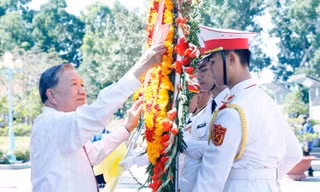 Tổng Bí thư Tô Lâm dâng hoa, dâng hương tại Nghĩa trang Liệt sỹ Trà Võ